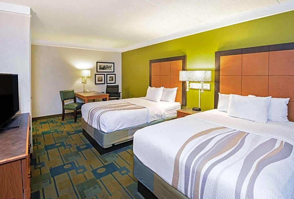 La Quinta Inn & Suites by Wyndham Mid-City