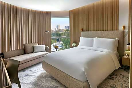 Deluxe Club King with Club Lounge Access