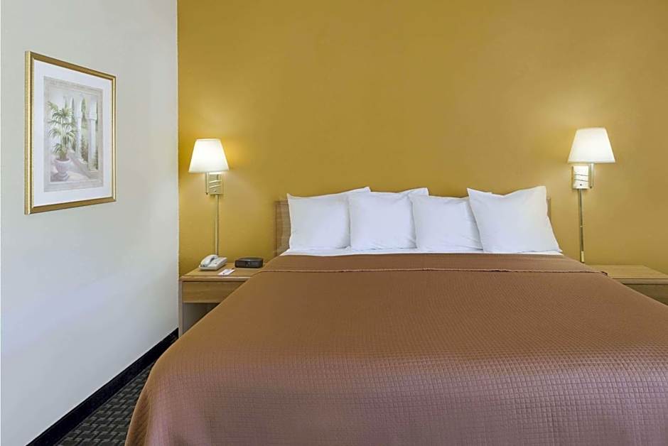 Howard Johnson by Wyndham Newburgh