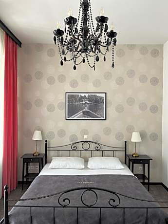 One-Bedroom Apartment with Lake View