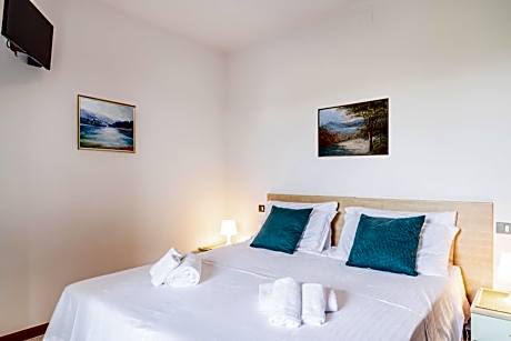 One-Bedroom Apartment with Balcony