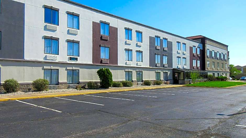 Clarion Pointe Evansville North