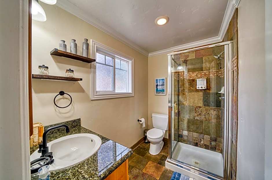 Moose and Maple Lodge