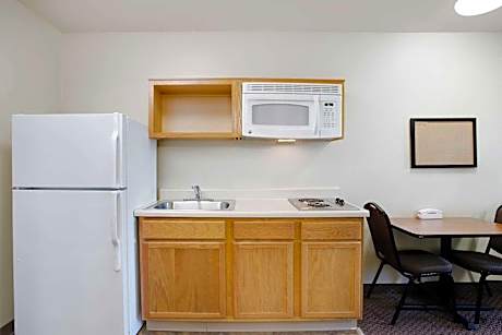 Efficiency Queen Room with Accessible Tub - Smoking