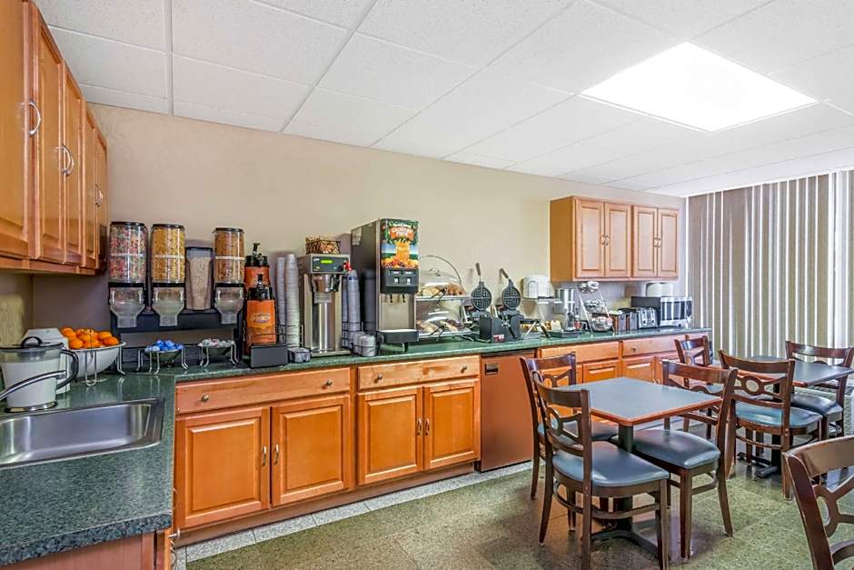 Howard Johnson by Wyndham Gillette