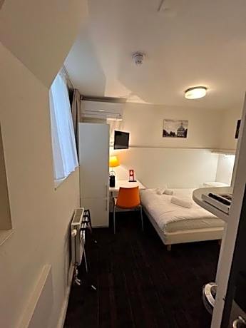 Single Room Souterrain (Bedsize 47 in) Shared Toilet