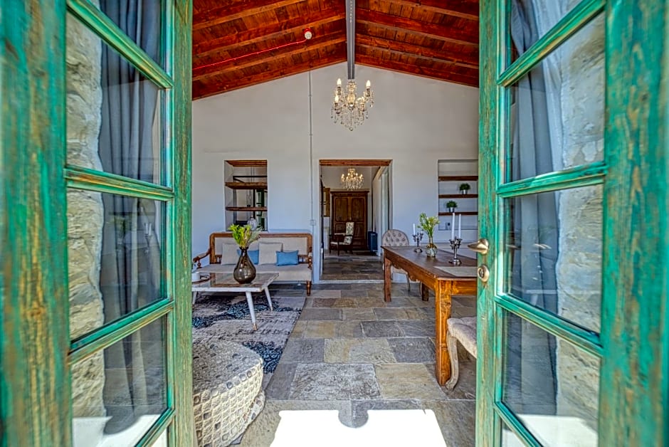 Oinou Strata - Adults Only