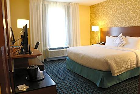 Room, 1 King Bed (Mobility/Hearing Access, Roll-in Shwr) (1 King Bed)