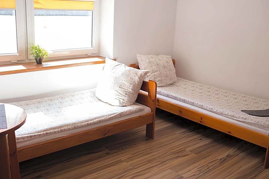 Hotelik Okęcie 39 - Nocleg i Parking Blisko Lotnisko Okęcie