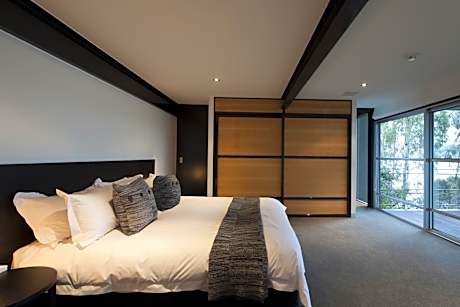 Two-Bedroom with Waterfront View - Brett