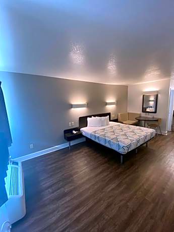 King Room - Disability Access - Non-Smoking