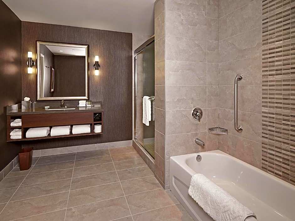 DoubleTree by Hilton West Edmonton