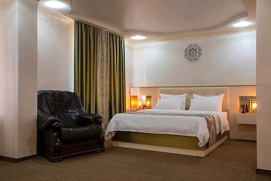 Photo 1 of 6 of Executive Suite