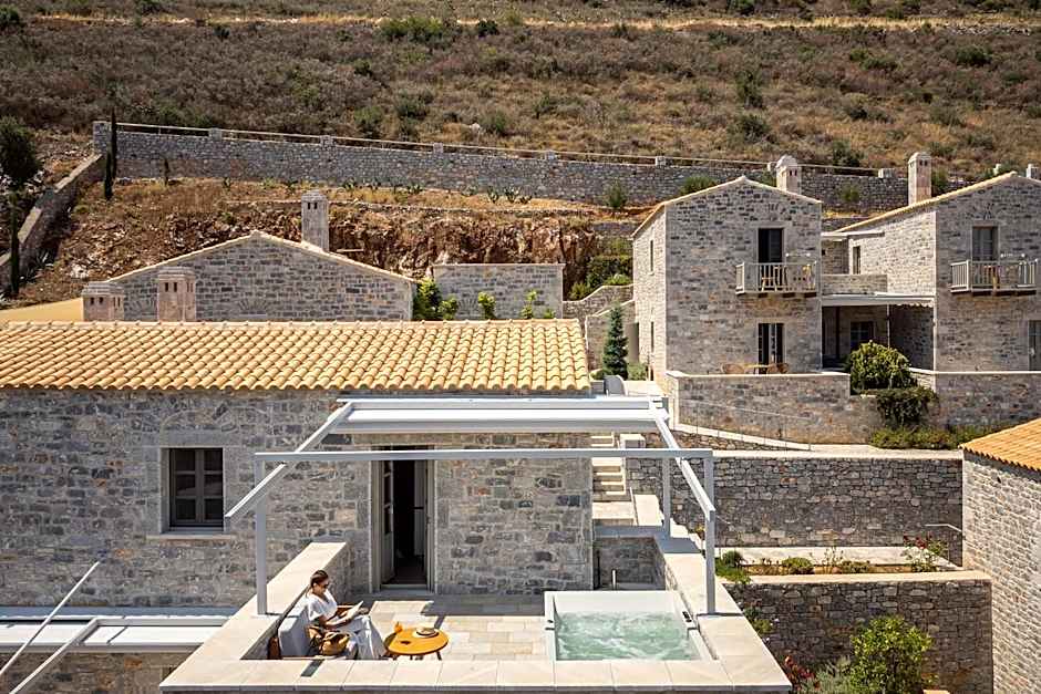 Trapela Limeni Luxury Suites