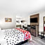 Econo Lodge Inn & Suites