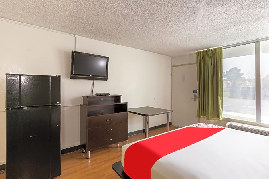 Travelodge by Wyndham Baton Rouge East