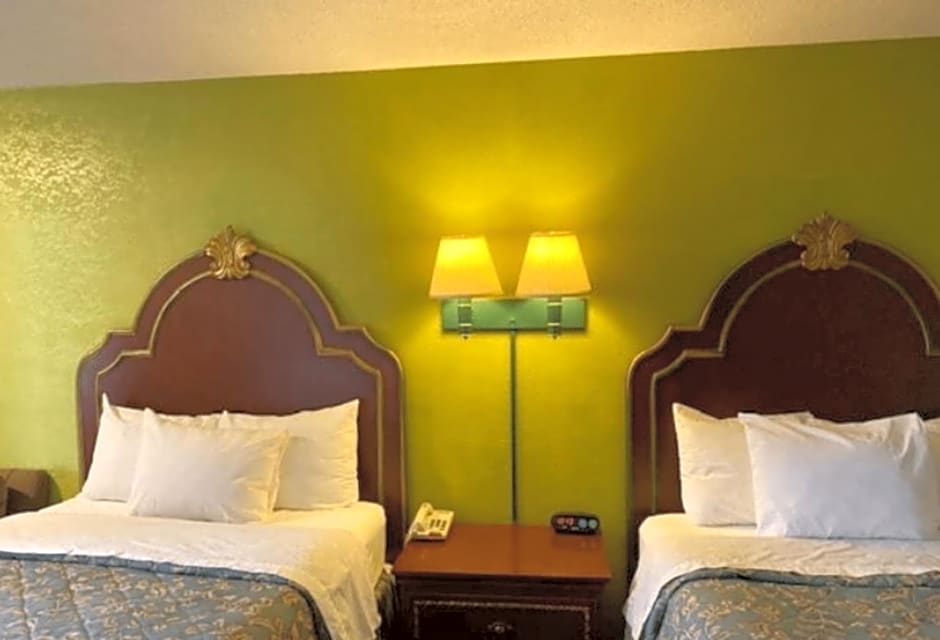 Travelodge by Wyndham Sellersburg