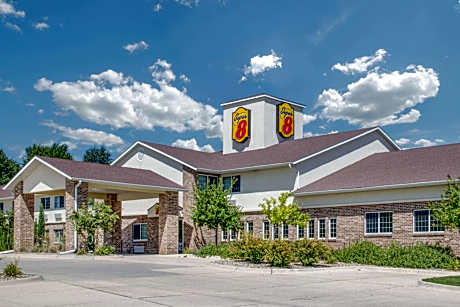 Super 8 by Wyndham Cedar Falls IA - University