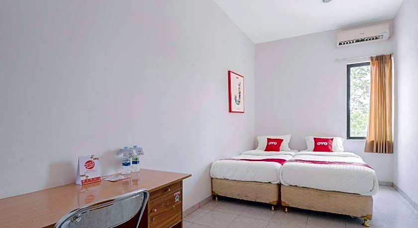 OYO 866 Idola Residence