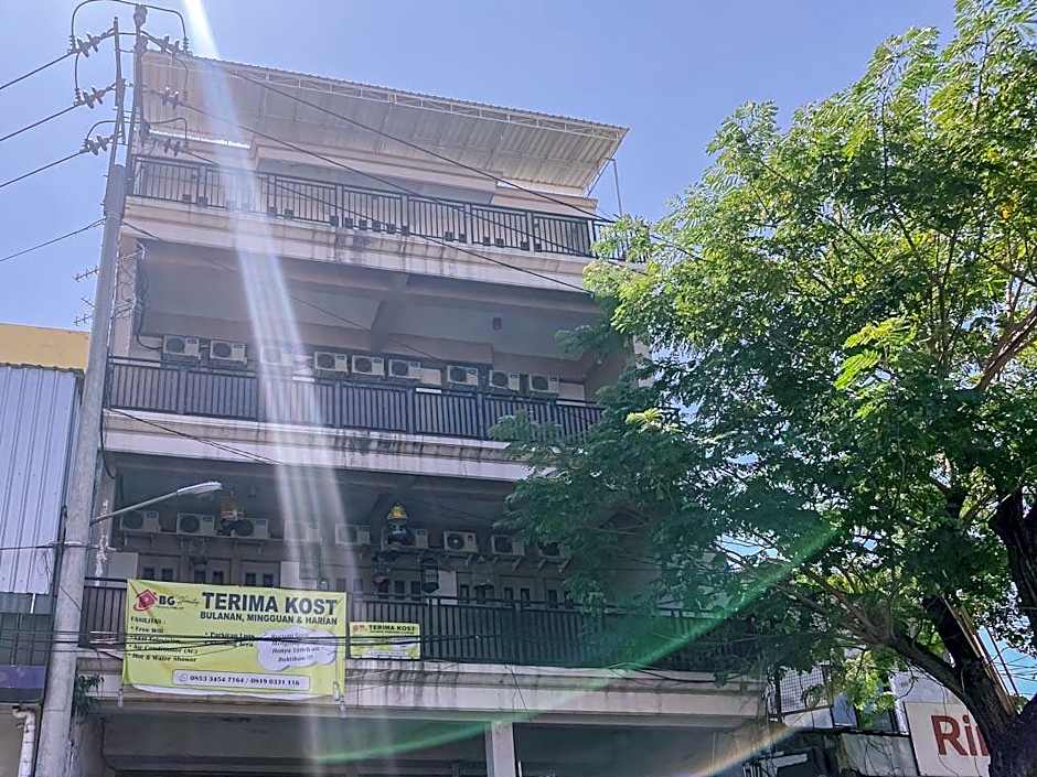 RedDoorz near Taman Flora Bratang Surabaya