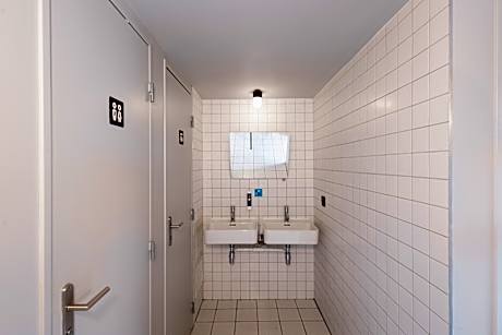 Bed in a 10 beds mixed dormitory with private bathroom