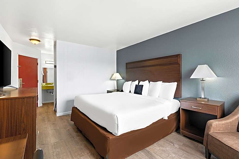 Photo 1 of 5 of 1 King Bed, Accessible