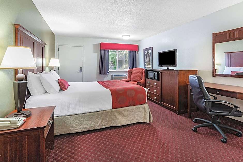 1 Queen Bed, Mobility Accessible, Grab Bars, Bathtub — 2 fotoğraftan 1. fotoğraf