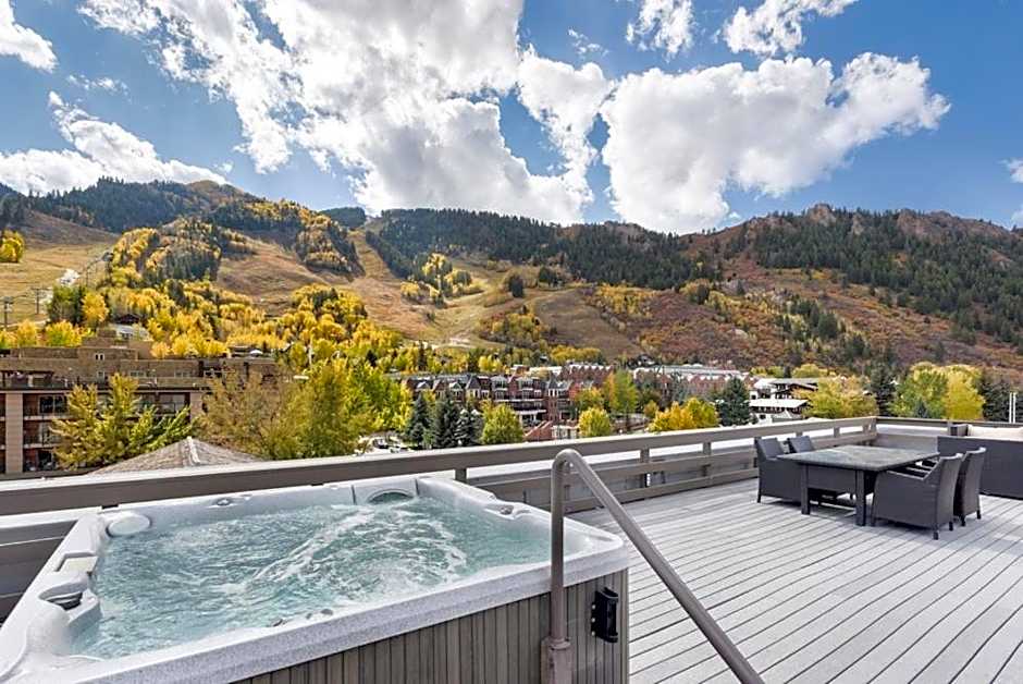 Independence Square 305, Remodeled, 3rd Floor Hotel Room in Aspen's Best Location