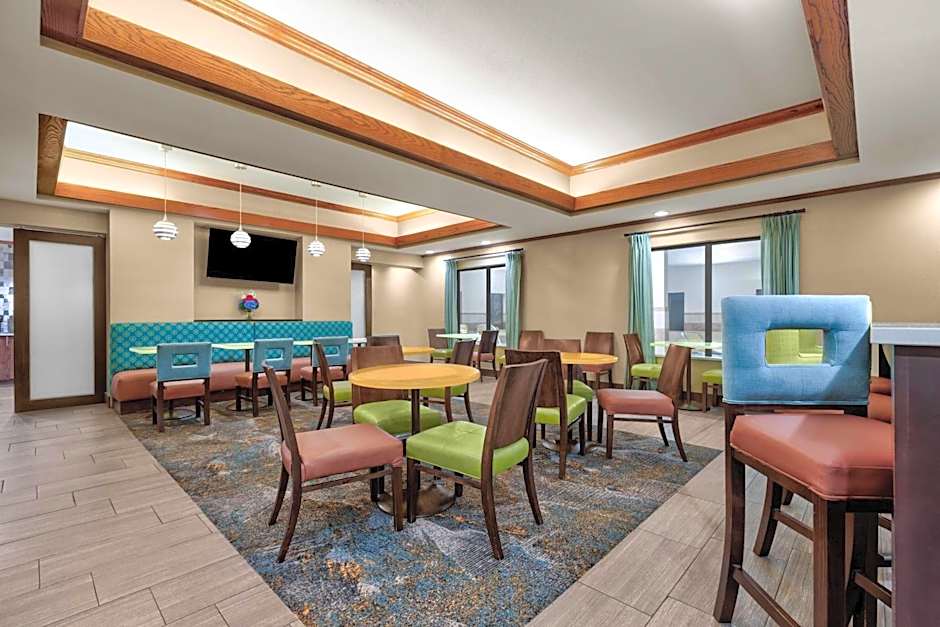 La Quinta Inn & Suites by Wyndham Midwest City - Tinker AFB