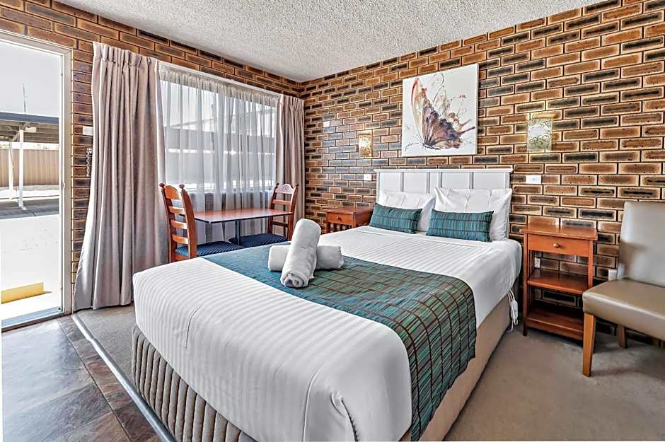 Photo 1 of 4 of Standard 1 Queen Bed