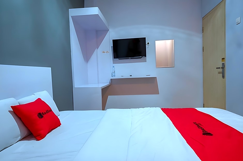 RedDoorz near Pasar Batang