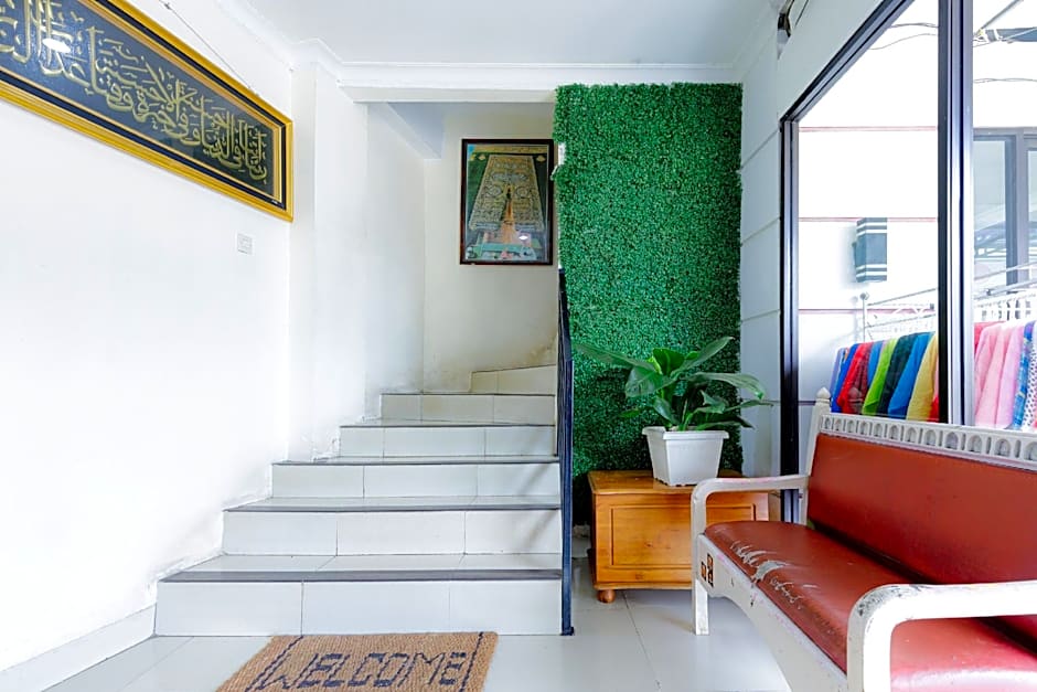 Urbanview SRB Near Mall Ciputra Cibubur