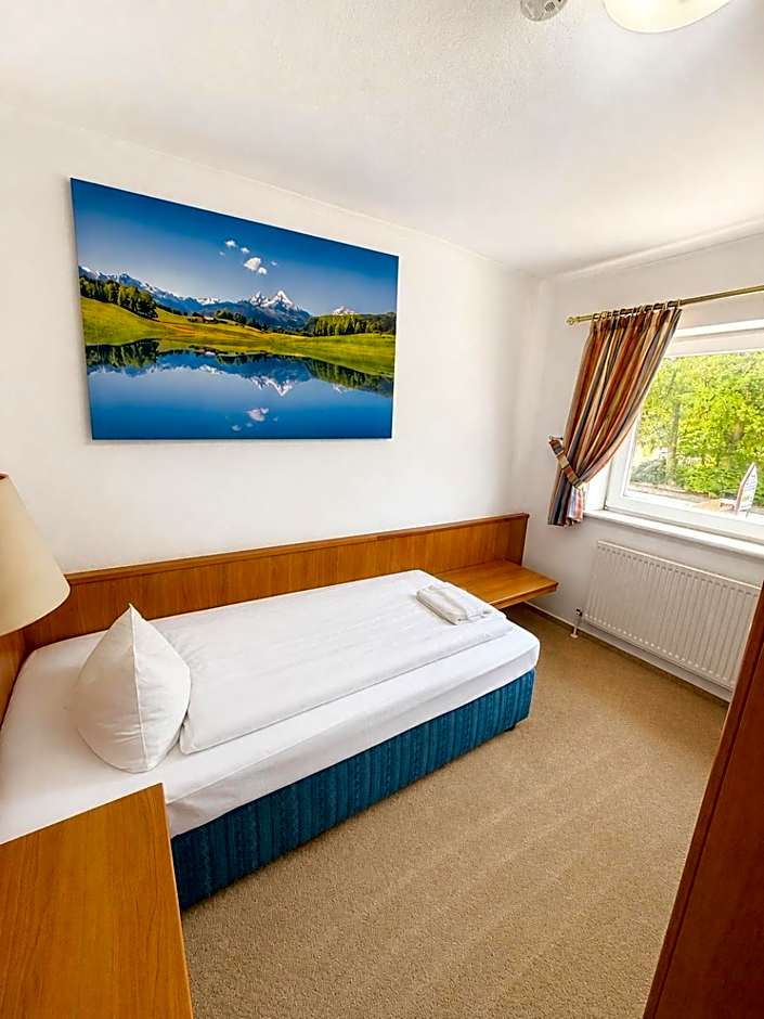 Hotel Alsterquelle 24h Check-in, Free Parking and WiFi