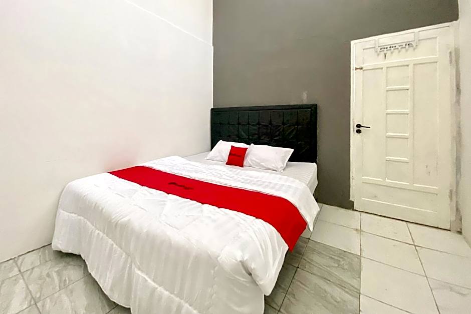 RedDoorz Syariah near RSU Sylvani Binjai