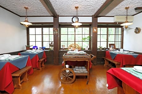 Family Room with Shared Bathroom - Non-Smoking