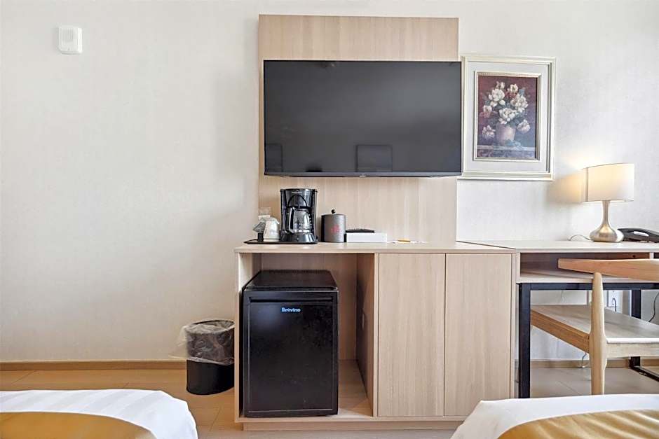 Ramada by Wyndham Flushing Queens