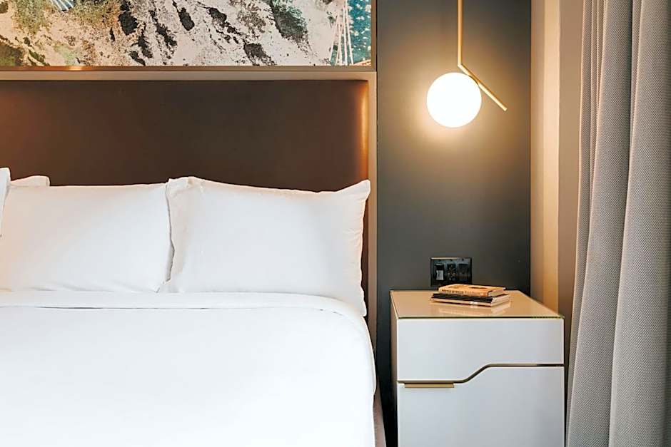 Renaissance Saint Elm Dallas Downtown Hotel