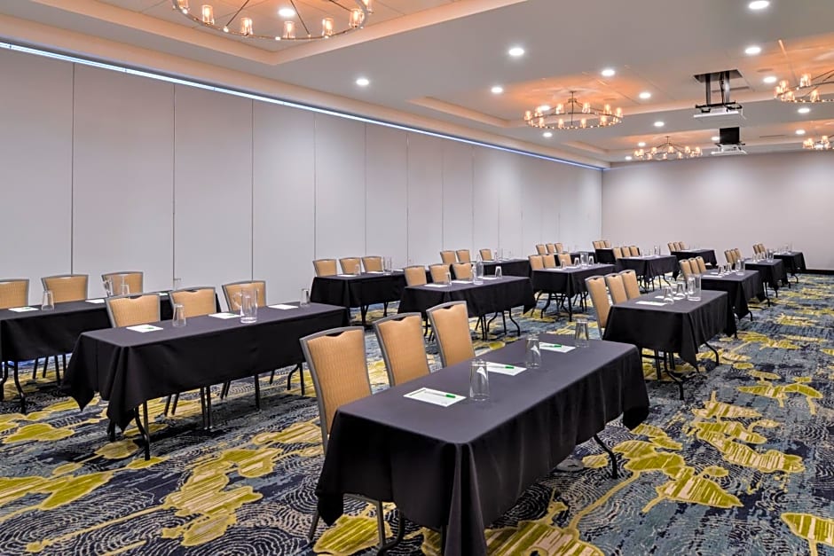 Holiday Inn & Suites Farmington Hills - Detroit NW, an IHG Hotel By IHG
