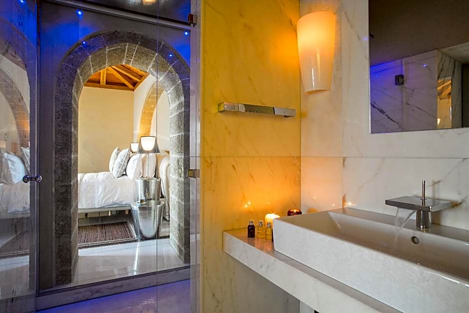 Moni Emvasis Luxury Suites