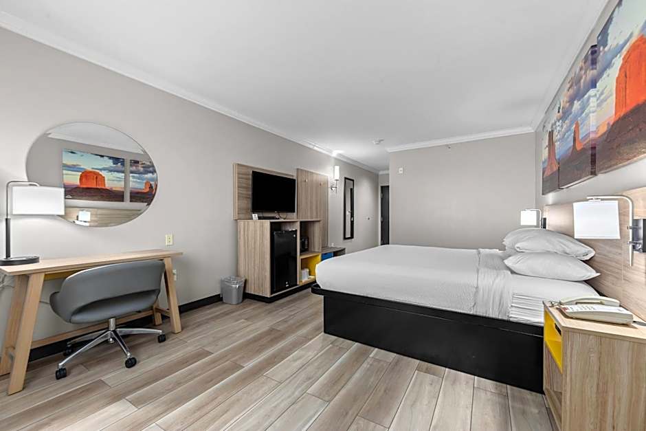 Photo 1 of 7 of 1 King Bed, Mobility Accessible, Bathtub
