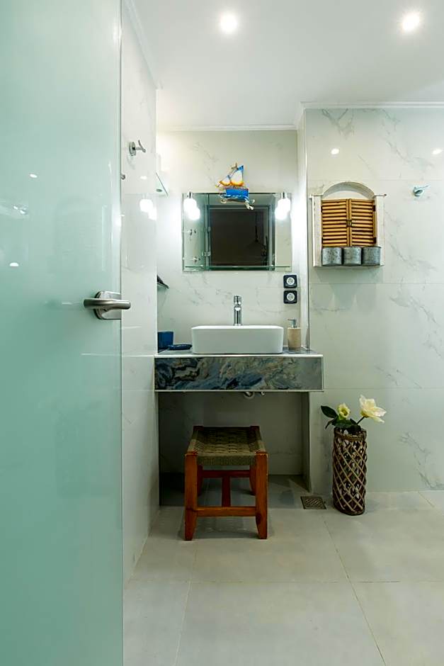 Arodamos Studios & Apts