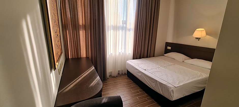Yerevan Deluxe Hotel