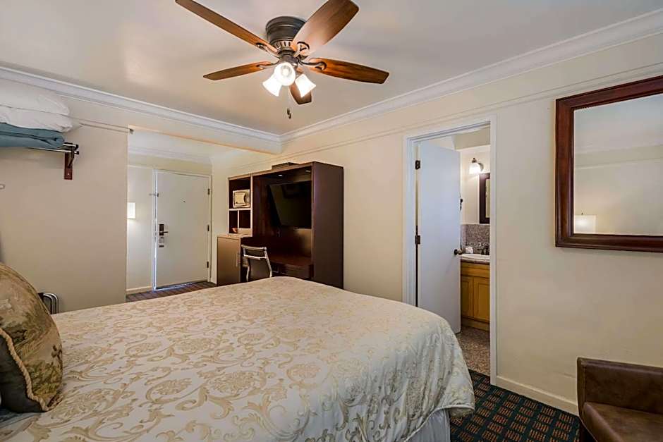 Clarion Collection Carmel Oaks Inn