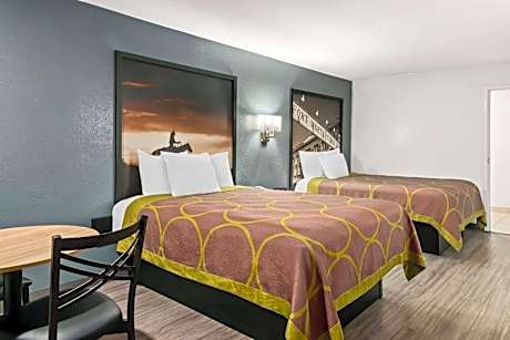 Queen Room with Two Queen Beds and Bath Tub - Mobility/Hearing Access - Non-Smoking