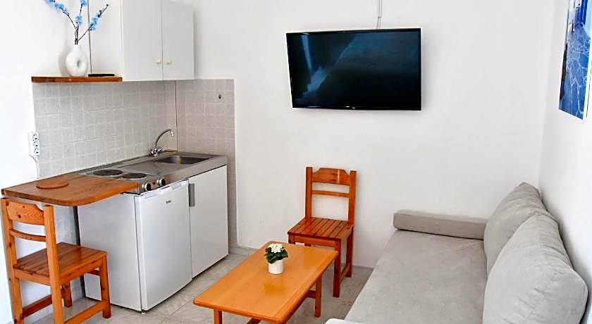 Blue Dolphin Studios and Apartment