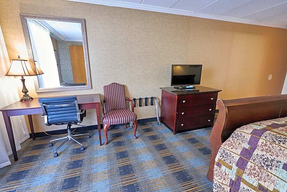 Riverview Inn & Suites