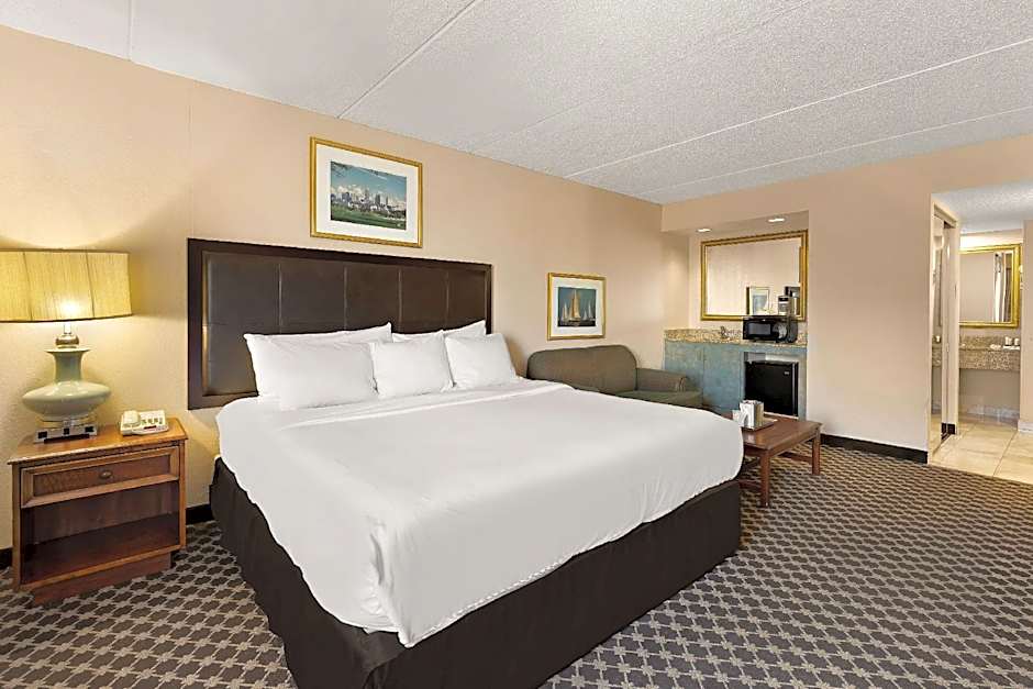 Hotel RL Cleveland Airport West