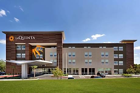 La Quinta Inn & Suites by Wyndham San Antonio Seaworld LAFB