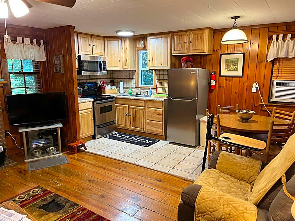 Cozy Cabin Pet Friendly ADA Compatible