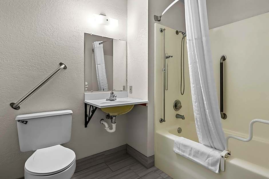 Super 8 by Wyndham Alexandria MN